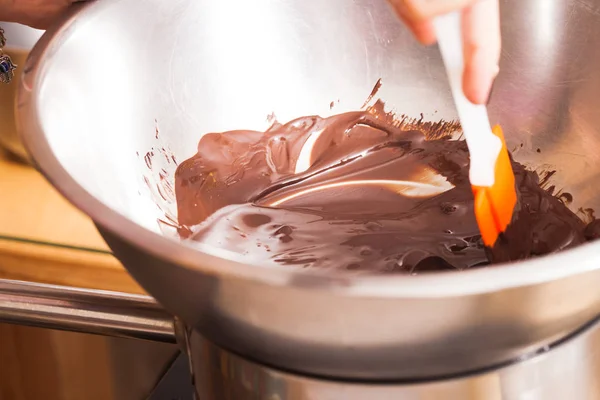 Таяние шоколада в миске — стоковое фото