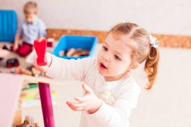 Onarım oynayan kız