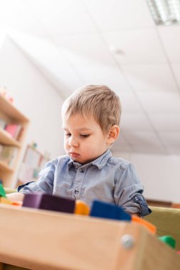 küpleri ile oynayan çocuk
