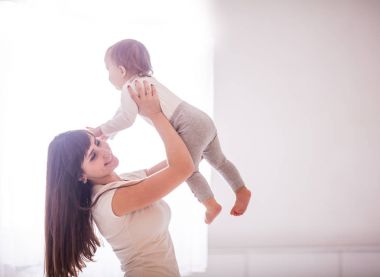 Anne ve bebek eğleniyor