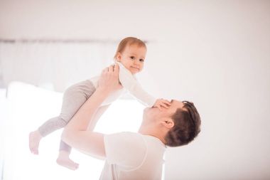 Baba ve bebek eğleniyor