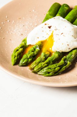 Yeşil haşlanmış kuşkonmaz