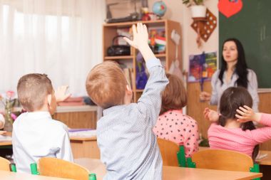 Çocuklar sınıf elini kaldırdı