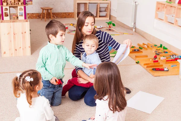 Lärare lär förskolebarn — Stockfoto