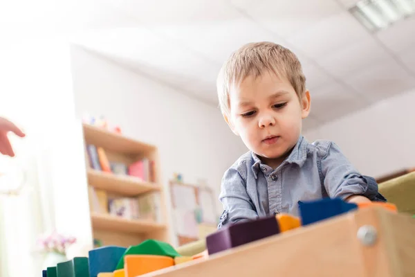 Menino brincando com cubos — Fotografia de Stock