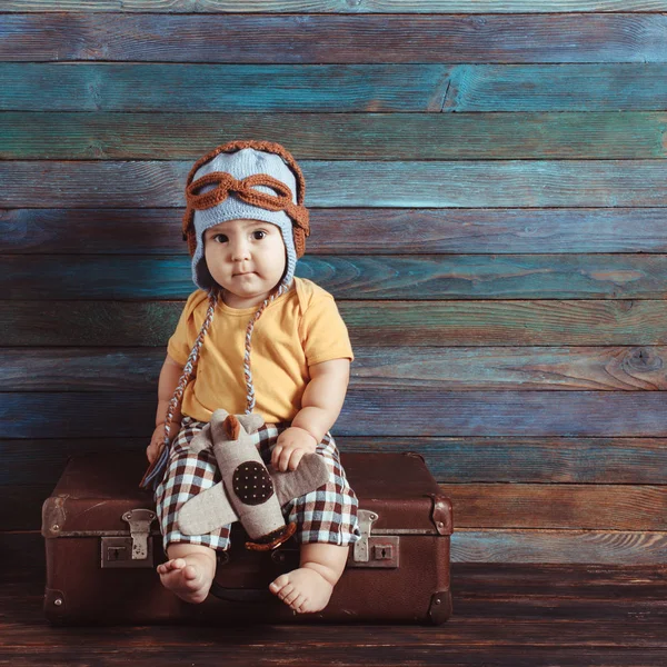 Petit garçon avec un avion jouet — Photo