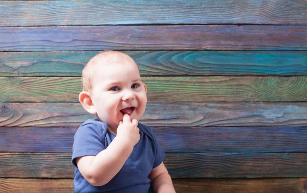 口の中に指を持つ子供 — ストック写真