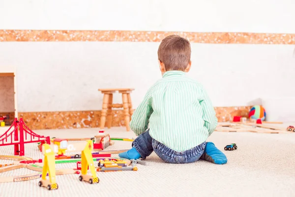 Çocuk oyuncak yol ile oynamak — Stok fotoğraf