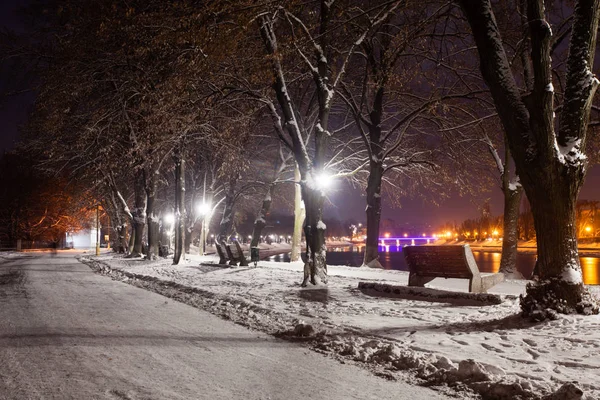 Vista noturna do aterro coberto de neve — Fotografia de Stock