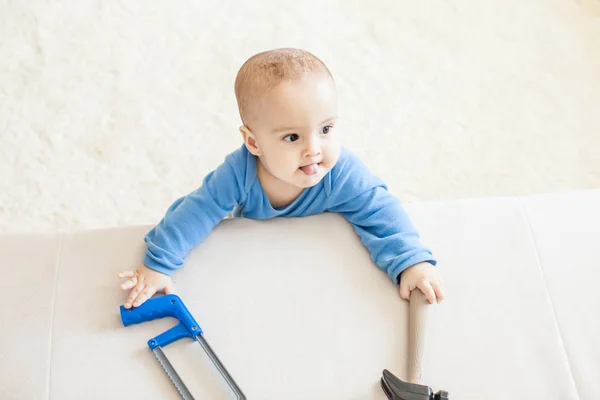 Bebé con martillo tiene la intención de trabajar — Foto de Stock