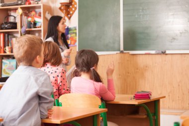 Öğretmen yardım öğrenci, yazı tahtası