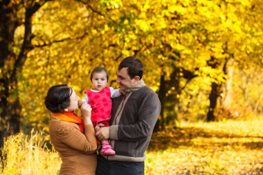 sonbahar Park'ta yürüyordunuz aile