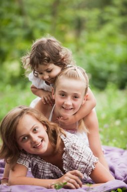 Dışarıda mutlu bir aile