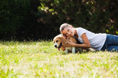 Kız bir köpekle oynar