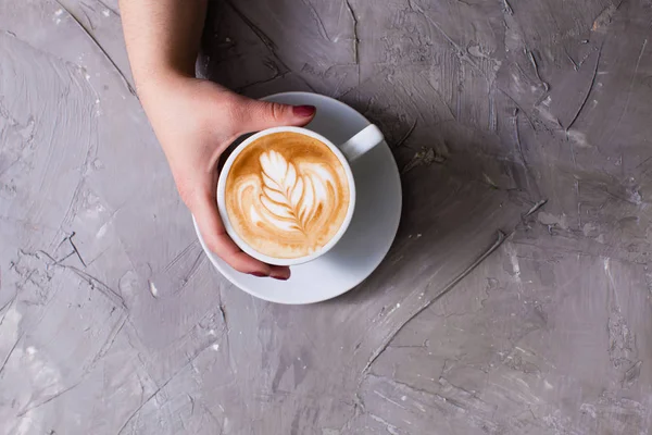 Xícara de cappuccino com creme de figura — Fotografia de Stock