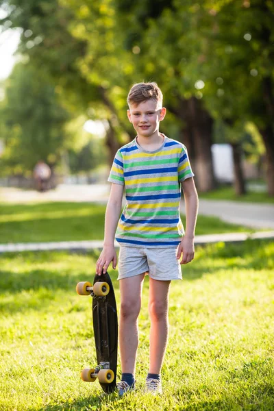 Αγόρι ιππασίας ένα skateboard — Φωτογραφία Αρχείου