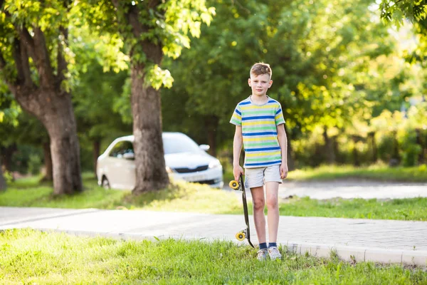 Jongen een skateboard rijden — Stockfoto