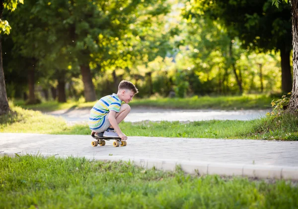 Jongen een skateboard rijden — Stockfoto