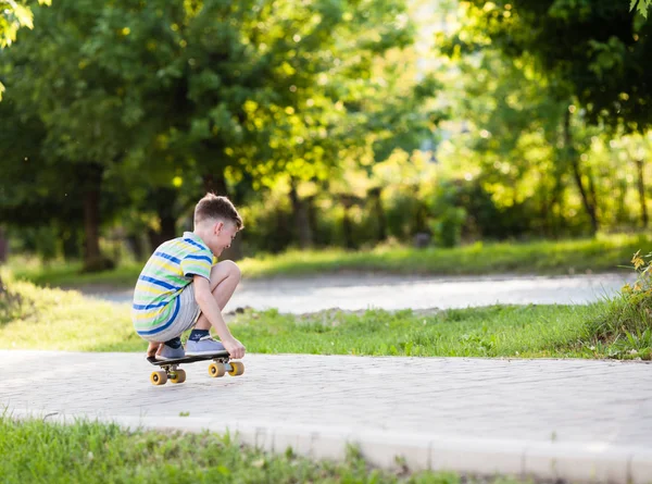 Αγόρι ιππασίας ένα skateboard — Φωτογραφία Αρχείου