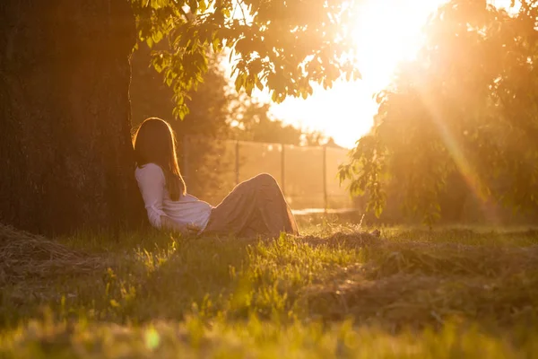 Chica admira la puesta de sol — Foto de Stock