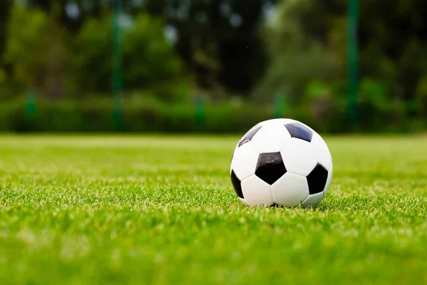 Pelota de fútbol en el césped antes del partido — Foto de Stock