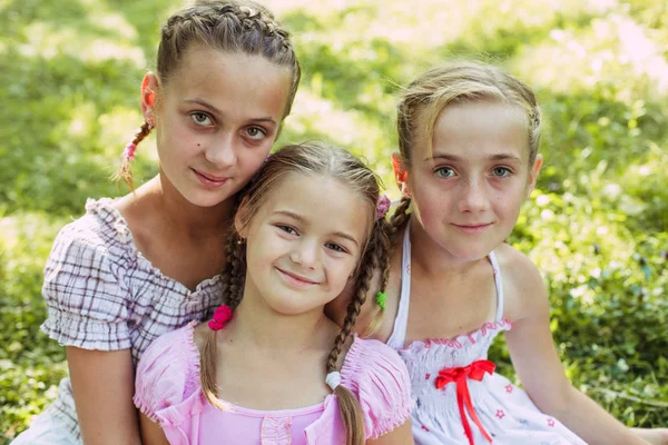Tre flickor Utomhus — Stockfoto