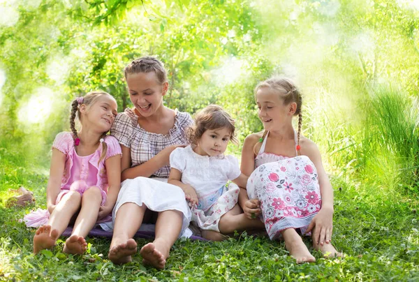 Niñas al aire libre — Foto de Stock