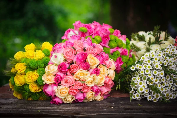 Table de fleuristes avec bouquets préparés — Photo