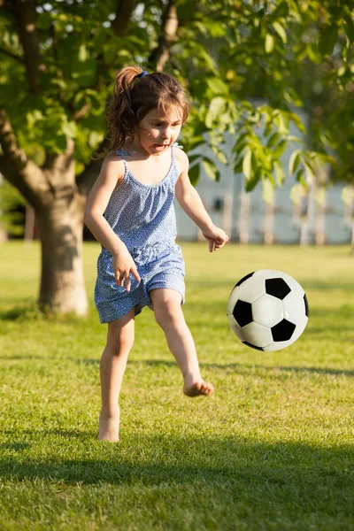 Lány egy labdát — Stock Fotó