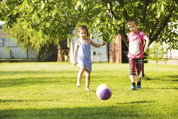 Crianças com uma bola — Fotografia de Stock