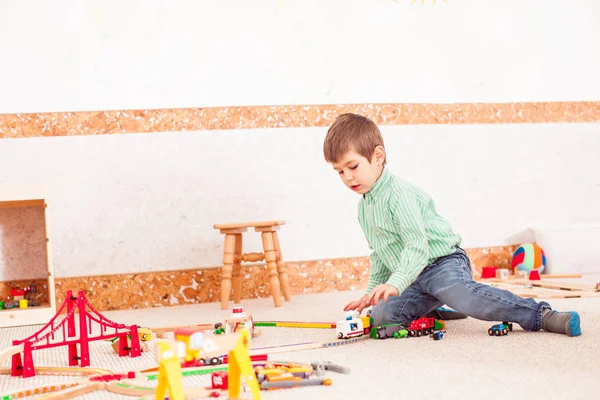 Menino brincando com brinquedo estrada — Fotografia de Stock