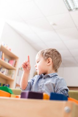 küpleri ile oynayan çocuk