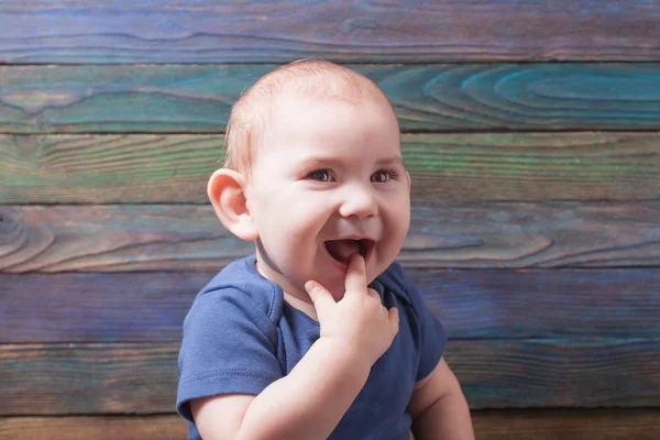 Niño con dedo en la boca — Foto de Stock