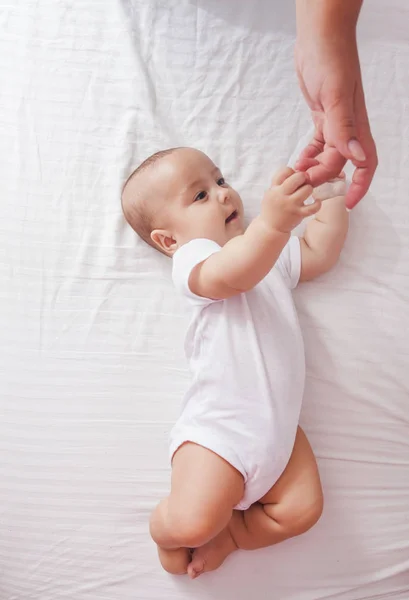 Baby berührt die Hand ihrer Mutter — Stockfoto