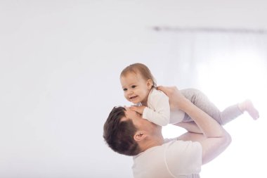 Baba ve bebek eğleniyor
