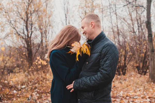 Pareja feliz en el parque de otoño —  Fotos de Stock