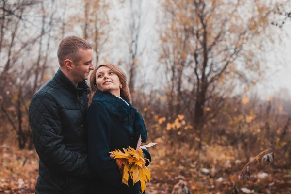 Šťastný pár v podzimním parku — Stock fotografie