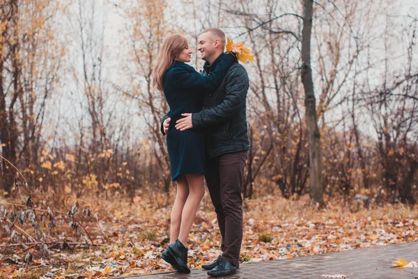 mutlu bir çift sonbahar Park