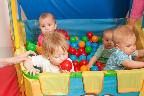 Lindos bebés jugando — Foto de Stock