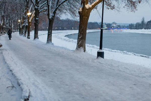 Nattvisning av snötäckta invallningen — Stockfoto