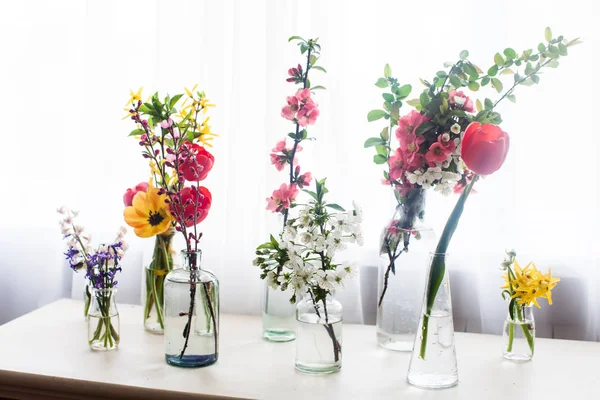 Grupy z różnych kwiatów na stole — Zdjęcie stockowe