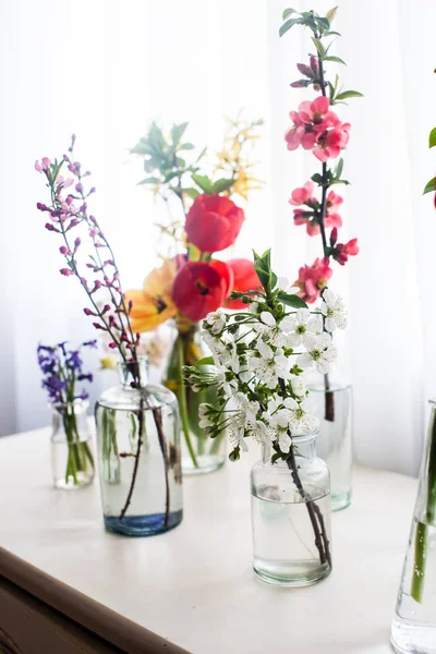 Ομάδα των διαφορετικών λουλουδιών στο τραπέζι — Φωτογραφία Αρχείου