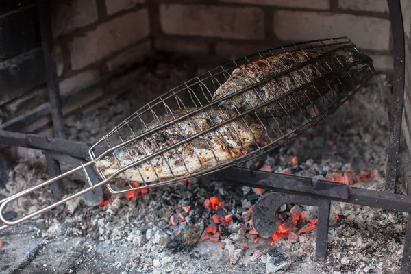 Tillagning av fisk på en grill — Stockfoto