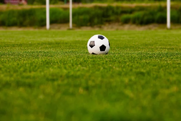 Футбольный мяч на траве перед игрой — стоковое фото