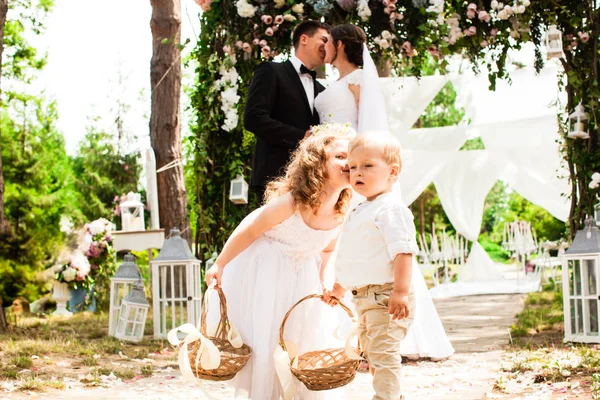 Bride and groom kissing — Stock Photo, Image