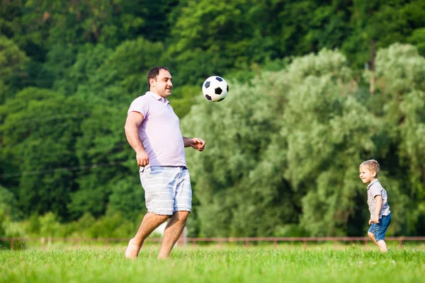 Padre e hijo jugando al fútbol — Foto de Stock