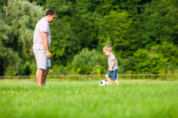 Père et fils jouant au football — Photo