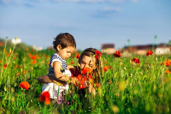 Girls in a poppy field — Stock Photo, Image