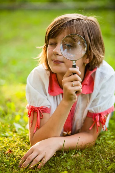 Teenage med förstoringsglas — Stockfoto