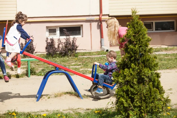 Mutter mit Töchtern unterwegs — Stockfoto